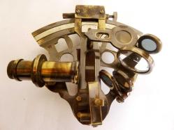 Pirinç, İngiliz malı sekstant. Denizcilerin kullandığı damgalı  optik seyir cihazı. Boyutları 13x12cm.