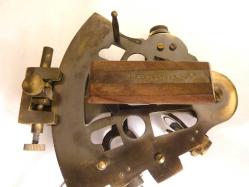 Pirinç, İngiliz malı sekstant. Denizcilerin kullandığı damgalı  optik seyir cihazı. Boyutları 13x12cm.