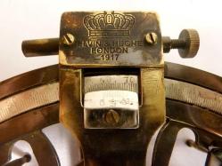 Pirinç, İngiliz malı sekstant. Denizcilerin kullandığı damgalı  optik seyir cihazı. Boyutları 13x12cm.