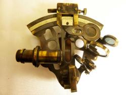 Pirinç, İngiliz malı sekstant. Denizcilerin kullandığı damgalı  optik seyir cihazı. Boyutları 13x12cm.