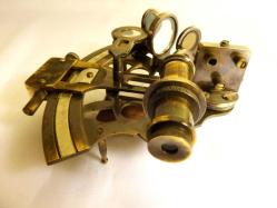 Pirinç, İngiliz malı sekstant. Denizcilerin kullandığı damgalı  optik seyir cihazı. Boyutları 13x12cm.