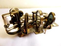 Pirinç, İngiliz malı sekstant. Denizcilerin kullandığı damgalı  optik seyir cihazı. Boyutları 13x12cm.