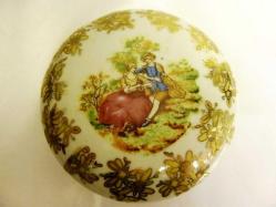 İmzalı, altın vermeyli el boyaması, porselen mücevher kutusu. Çapı 11cm. Y.5,5cm.