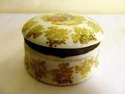 İmzalı, altın vermeyli el boyaması, porselen mücevher kutusu. Çapı 11cm. Y.5,5cm.