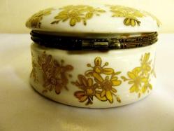 İmzalı, altın vermeyli el boyaması, porselen mücevher kutusu. Çapı 11cm. Y.5,5cm.