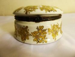 İmzalı, altın vermeyli el boyaması, porselen mücevher kutusu. Çapı 11cm. Y.5,5cm.