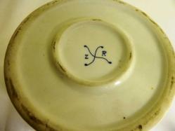 İmzalı, altın vermeyli el boyaması, porselen mücevher kutusu. Çapı 11cm. Y.5,5cm.