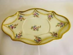 İmzalı, altın vermeyli el boyaması, porselen tabaklı sosluk. 19. Y.y. Sosluk boyu 21x10cm.