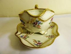 İmzalı, altın vermeyli el boyaması, porselen tabaklı sosluk. 19. Y.y. Sosluk boyu 21x10cm.