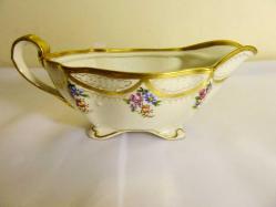 İmzalı, altın vermeyli el boyaması, porselen tabaklı sosluk. 19. Y.y. Sosluk boyu 21x10cm.