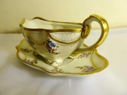 İmzalı, altın vermeyli el boyaması, porselen tabaklı sosluk. 19. Y.y. Sosluk boyu 21x10cm.