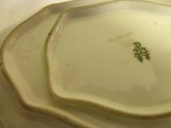 İmzalı, altın vermeyli el boyaması, porselen tabaklı sosluk. 19. Y.y. Sosluk boyu 21x10cm.