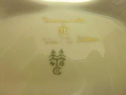 İmzalı, altın vermeyli el boyaması, porselen tabaklı sosluk. 19. Y.y. Sosluk boyu 21x10cm.