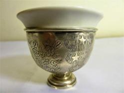 Osmanlı tuğralı,sah damgalı, porselen fincanlı, gümüş zarf. Y 4,5cm. Ağız çapı.5,5cm.