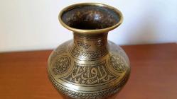 Bronz yüzeyi el kakmalı İslamik antika vazo. 19. Y.y. Y.17cm