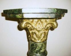 Çift yeşil malahit mermer kolon. Bronz işlemeli. Y:120 cm.