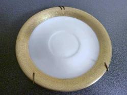 Porselen altın vermeyli tabak. İmzalı Ç:14,5 cm