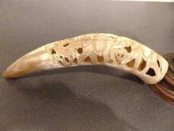 Kemik boynuz, yüzeyi el oyması fil figürleri işli. B: 35 cm