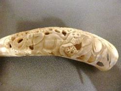 Kemik boynuz, yüzeyi el oyması fil figürleri işli. B: 35 cm