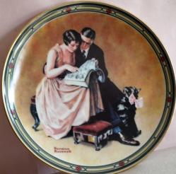 U.S.A 1985 ROMANTİK ÇİFT VE KEDİ RESİMLİ İMZALI PORSELEN DUVAR TABAĞI ASMA APARATI YOK ÇAP 21.5 CM