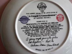 U.S.A 1985 ROMANTİK ÇİFT VE KEDİ RESİMLİ İMZALI PORSELEN DUVAR TABAĞI ASMA APARATI YOK ÇAP 21.5 CM