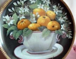 ARKASI DAMGALI VAZODA ÇİÇEKLİ MEYVELER RESİMLİ PORSELEN COLECCION BEATRIZ TABAK ÇAP 20 CM