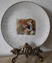 AVRUPA KUŞ ÇOCUK RESİMLİ PORSELEN DUVAR SÜSÜ TABAĞI ÇAP 19.5 CM PİRİNÇ ALTLIK SATIŞA AİT DEĞİLDİR