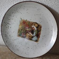 AVRUPA KUŞ ÇOCUK RESİMLİ PORSELEN DUVAR SÜSÜ TABAĞI ÇAP 19.5 CM PİRİNÇ ALTLIK SATIŞA AİT DEĞİLDİR