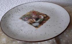 AVRUPA KUŞ ÇOCUK RESİMLİ PORSELEN DUVAR SÜSÜ TABAĞI ÇAP 19.5 CM PİRİNÇ ALTLIK SATIŞA AİT DEĞİLDİR