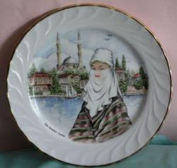 Antika - ESKI İSTANBUL BOĞAZ MANZARALI PORSELEN TABAK FERACE GİYİMLİ GÜZEL KADIN RESİMLİ YALDIZLI ÇAP 20 CM - kitantik - kitaLog