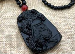 El oyma savaşçı motifli kabartmalı Doğal Obsidyen Taşı Bay/Bayan Kolye.Koruyucu bir taştır.Kötü enerjiyi uzaklaştırır.