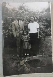 SİYAH BEYAZ FOTOĞRAF - ANNE BABA KIZ ÇOCUK AİLE FOTOĞRAFI