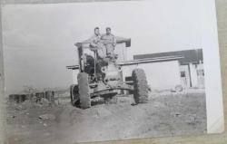 SİYAH BEYAZ FOTOĞRAF - TRAKTÖR ÜSTÜNDE ÜNİFORMALI 2 ADAM