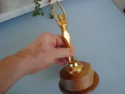 AHŞAP STAND ÜZERİNDE ÇOK ŞIK KADIN FİGÜRÜ OLAN 