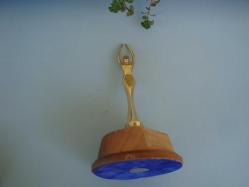 AHŞAP STAND ÜZERİNDE ÇOK ŞIK KADIN FİGÜRÜ OLAN 