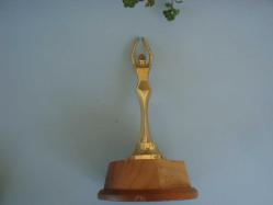 AHŞAP STAND ÜZERİNDE ÇOK ŞIK KADIN FİGÜRÜ OLAN 