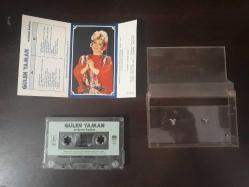 ACILARIN KADINI - GÜLEN YAMAN - KASET (KAĞIT BASKI)