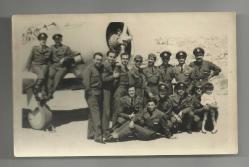 PERVANELİ UÇAK ÖNÜNDE HAVACI SUBAYLAR VE PİLOTLAR FOTOĞRAFI...