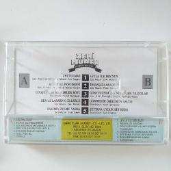 ZEKİ MÜREN DÜNDEN BUGÜNE 3. Kaset 69 .Unutulmaz - Kapat Şu Pencereni  - Gölgesinde Mevsimler Boyu - Ben Ağlarken O Ellerle - Zalimin Zulmü Varsa - Gizli Aşk Bu  - Cemile  - Leyla İle Mecnun - İnsanlığı Aradım - Gökyüzünde Yalnız Gezen Yıldızlar - Görmedim Ömrümün Asude - Şeytana Uyduk Bir Kere - Sesinde Şarkısı Aşkın - Bahçevan