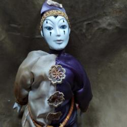 RF50---1979 ÜRETİMİ NYAMY MARKA PORSELEN HASIR SANDALYEDE OTURAN PALYAÇO