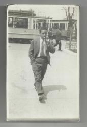 FOTO MODEL / ESKİ TRAMVAYLAR VE SİGARA İÇEN ADAM FOTOĞRAF...