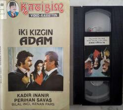 Efemera - İKİ KIZGIN ADAM- KADİR İNANIR PERİHAN SAVAŞ VHS FİLM - kitantik - kitaLog
