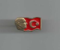 ATATÜRK İLE TÜRK BAYRAĞI YANYANA GÜZEL BİR ROZET...