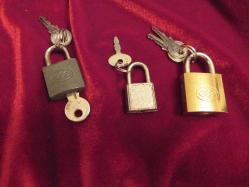 KİLİT,ASMA KİLİTLER LOTU.3 ADET ÇALIŞIR VAZİYETTE MÜCEVFER,PARA,MAKYAJ VEYA BİSİKLET;SİZİN UYGUN GÖRECEĞİNİZ HER HANGİ BİR EŞYANIZI KİİTLEMEK İÇİN ÇOK İDEAL 146