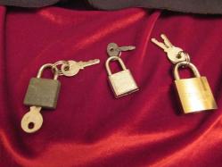 KİLİT,ASMA KİLİTLER LOTU.3 ADET ÇALIŞIR VAZİYETTE MÜCEVFER,PARA,MAKYAJ VEYA BİSİKLET;SİZİN UYGUN GÖRECEĞİNİZ HER HANGİ BİR EŞYANIZI KİİTLEMEK İÇİN ÇOK İDEAL 146