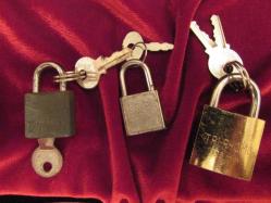 KİLİT,ASMA KİLİTLER LOTU.3 ADET ÇALIŞIR VAZİYETTE MÜCEVFER,PARA,MAKYAJ VEYA BİSİKLET;SİZİN UYGUN GÖRECEĞİNİZ HER HANGİ BİR EŞYANIZI KİİTLEMEK İÇİN ÇOK İDEAL 146