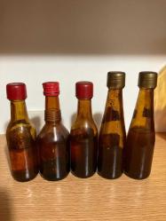 Vintage mini içki şişeleri