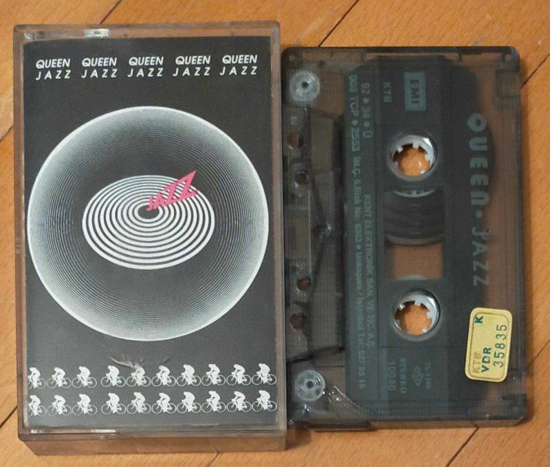 Jazz queen треки. Queen jazz 1978. Queen jazz 1978. Queen jazz обложка. Queen jazz 1978 постер.