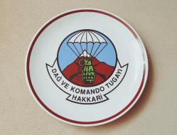 DAĞ VE KOMANDO TUGAYI HAKKARİ PORSELEN TABAK -PLAKET- MADALYA -ROZET NADİR ÇIKAR  B8223