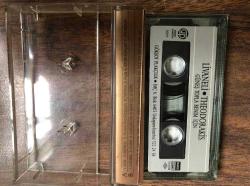 ZÜLFÜ LİVANELİ FİLM MÜZİKLERİ - 1978 1982 EN İYİ FİLM MÜZİĞİ - SEÇME ESERLER 3 - GÖKSOY PLAKÇILIK KASET - DİKKAT!!! KARTONET BAŞKA İÇİNDE LİVANELİ THEODORAKİS GÜNEŞ TOPLA BENİM İÇİN VAR YANİ KASET BAŞKA KARTONET BAŞKA...